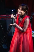 拍手で迎えられ「授賞式みたいですねー」とマイクをトロフィーに見立てる鞘師里保。