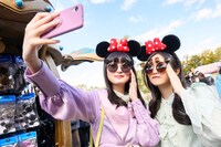 「ディズニー★JCBカード」新CM「踏み出す勇気」編より。 (c)Disney