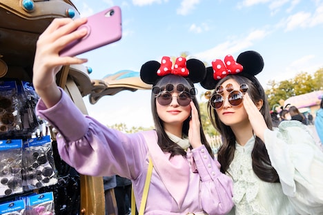 「ディズニー★JCBカード」新CM「踏み出す勇気」編より。 (c)Disney