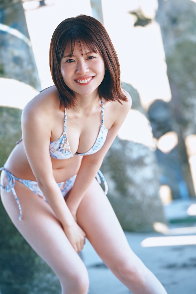 松田好花（日向坂46）の1st写真集「振り向いて」より。（撮影：岡本武志）(c)講談社