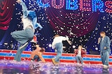 ライブの最後に花吹雪が舞い、それにはしゃぐCUBERS。