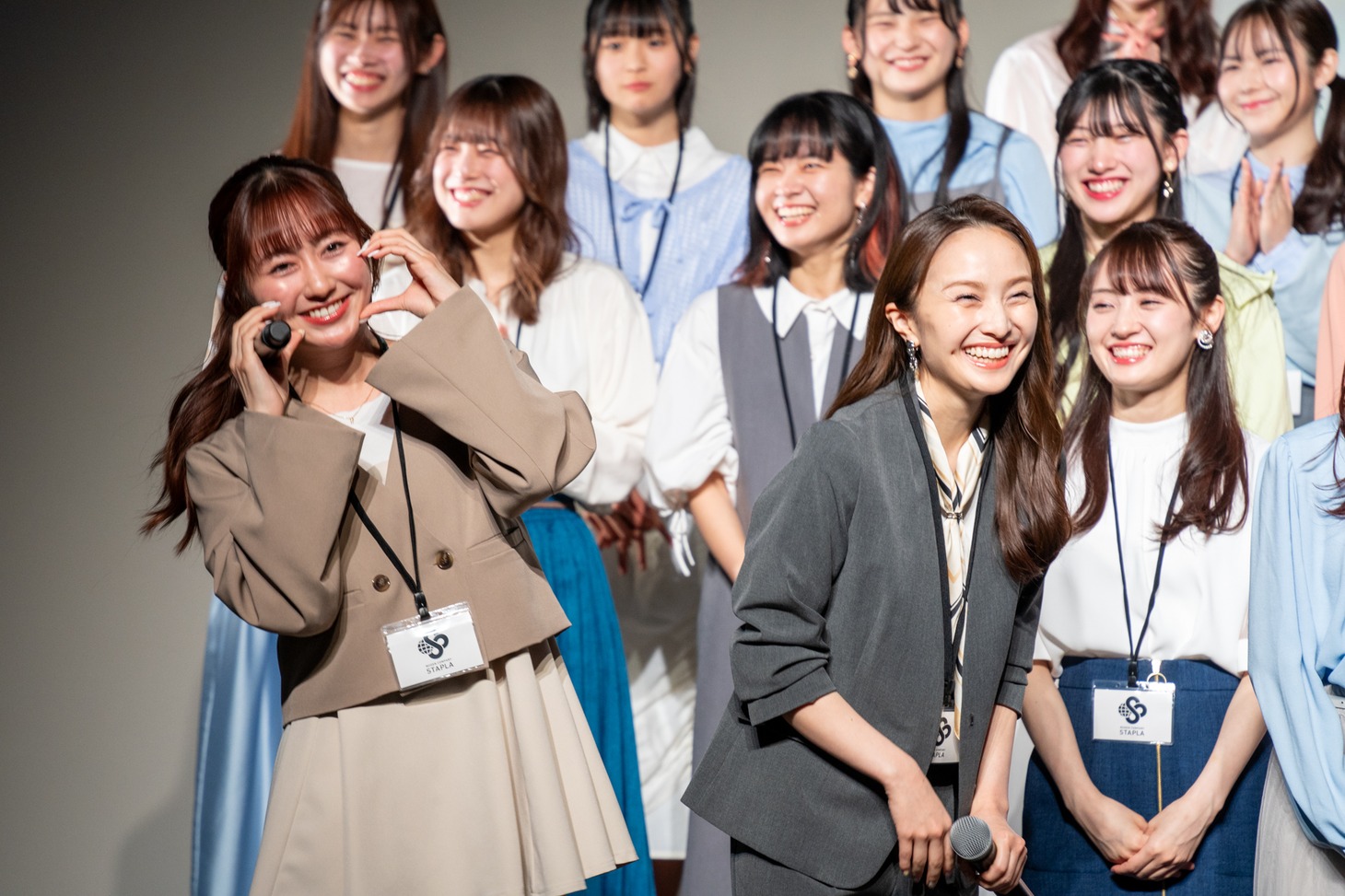 ももいろクローバーZの佐々木彩夏、百田夏菜子。