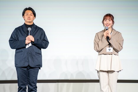 左から「無限会社スタプラ」事務局の担当者、広報担当の佐々木彩夏（ももいろクローバーZ）。