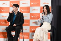 左から川西拓実、桜田ひより。