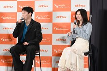 左から川西拓実、桜田ひより。