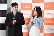 左から川西拓実、桜田ひより。