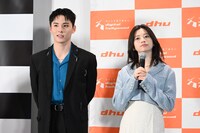 左から川西拓実、桜田ひより。