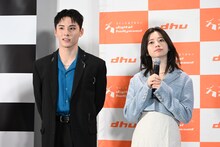 左から川西拓実、桜田ひより。