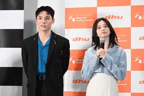 左から川西拓実、桜田ひより。