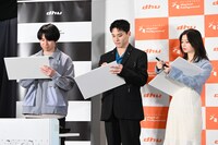 フリップに書き込む風間太樹監督、川西拓実、桜田ひより。
