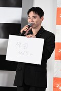 「桜田氏の魅力にどっぷりハマっちゃいまして」と語る川西拓実。