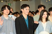 左から風間太樹監督、川西拓実、桜田ひより。