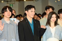 左から風間太樹監督、川西拓実、桜田ひより。