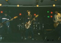 学園祭で演奏するアジカン。