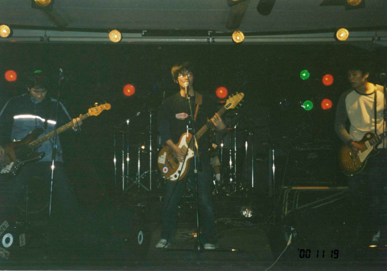 学園祭で演奏するアジカン。