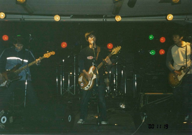 学園祭で演奏するアジカン。