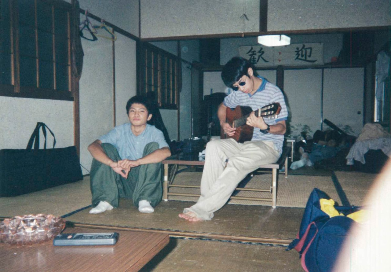 大学1年時の喜多建介と後藤正文(Vo, G)。軽音の合宿で撮影された1枚。