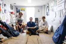 20年ぶりに部室を訪れた喜多建介、山田貴洋（B, Vo）、伊地知潔（Dr）。