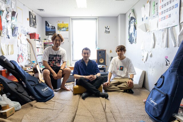 20年ぶりに部室を訪れた喜多建介、山田貴洋（B, Vo）、伊地知潔（Dr）。