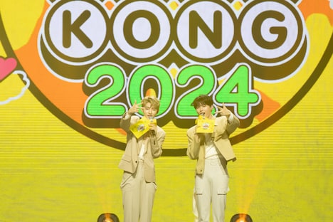 DAY2の司会を務めたZEROBASEONEのジャンハオとソン・ハンビン。