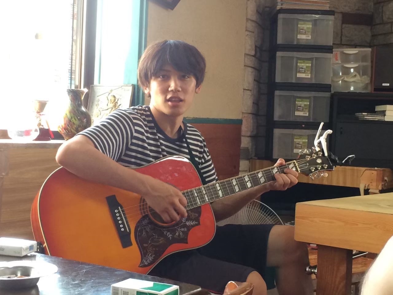 2014年、夏合宿でギターを弾く横山優也。