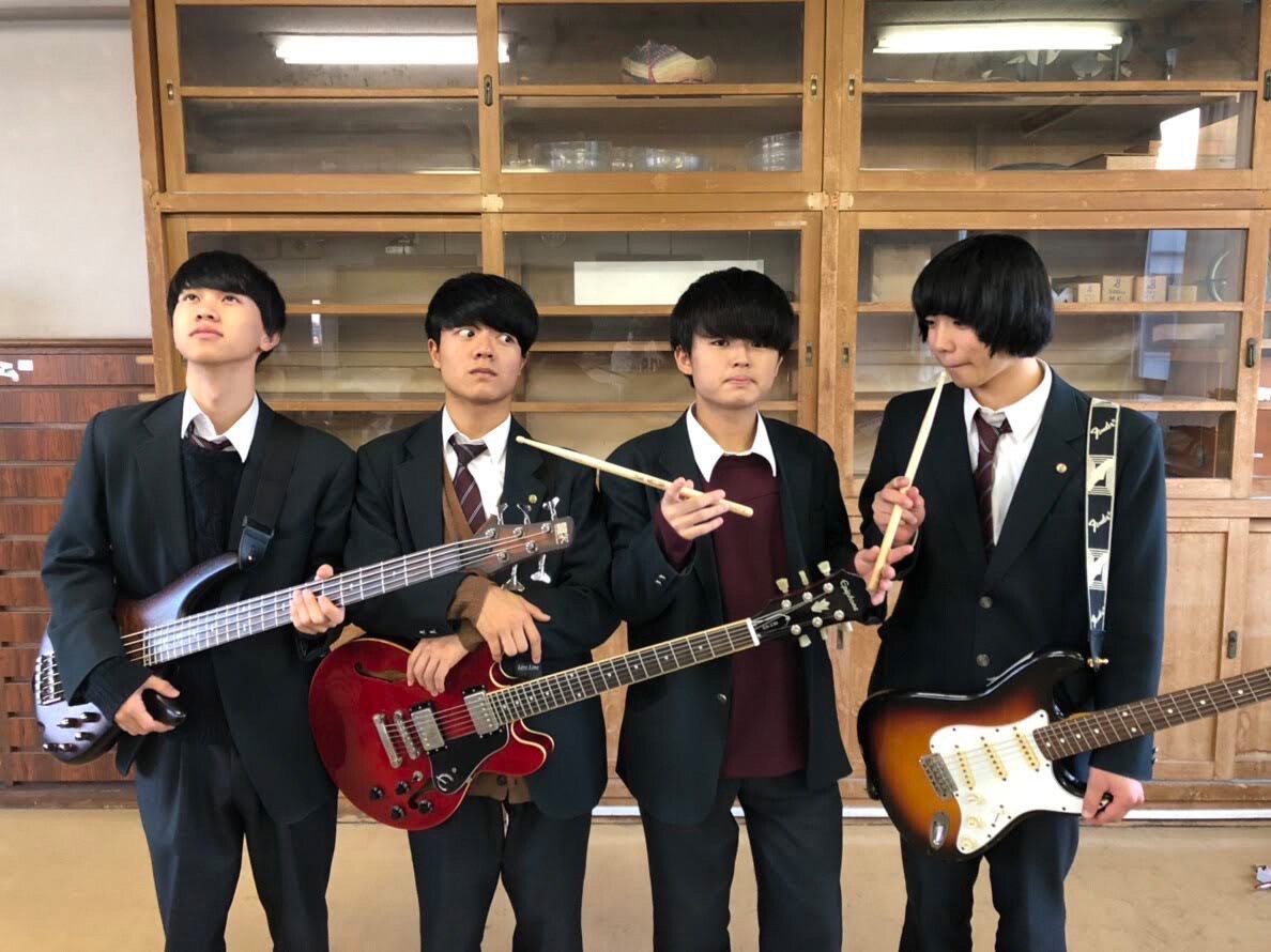 部室内で撮影された集合写真。