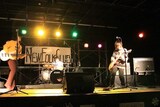 サークルのみんなで立てたステージで演奏するヤバイTシャツ屋さん。