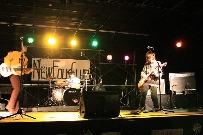 サークルのみんなで立てたステージで演奏するヤバイTシャツ屋さん。