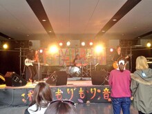 ヤバイTシャツ屋さんの初ライブの様子。