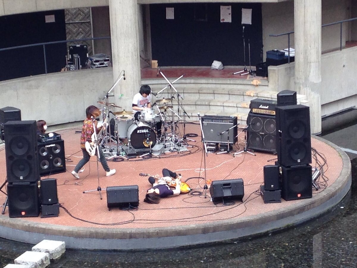 2014年7月、地面を転がり回るこやまたくや。