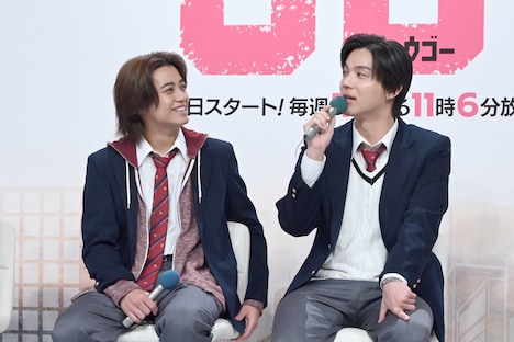 「９５」で1995年っぽさを表現するため「薄めの前髪にした」と言う中川大志（右）。前髪を見つめる高橋海人（King & Prince）。