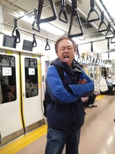 たまたま中央線の終電に乗っていたニューロティカのATSUSHI。