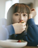 佐々木莉佳子（アンジュルム）のフォトブックより。（撮影：神戸健太郎）