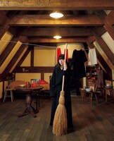 映画「魔女の宅急便」に登場する「グーチョキパン屋」で佇むあいみょん。（撮影：矢吹健巳）(c)マガジンハウス