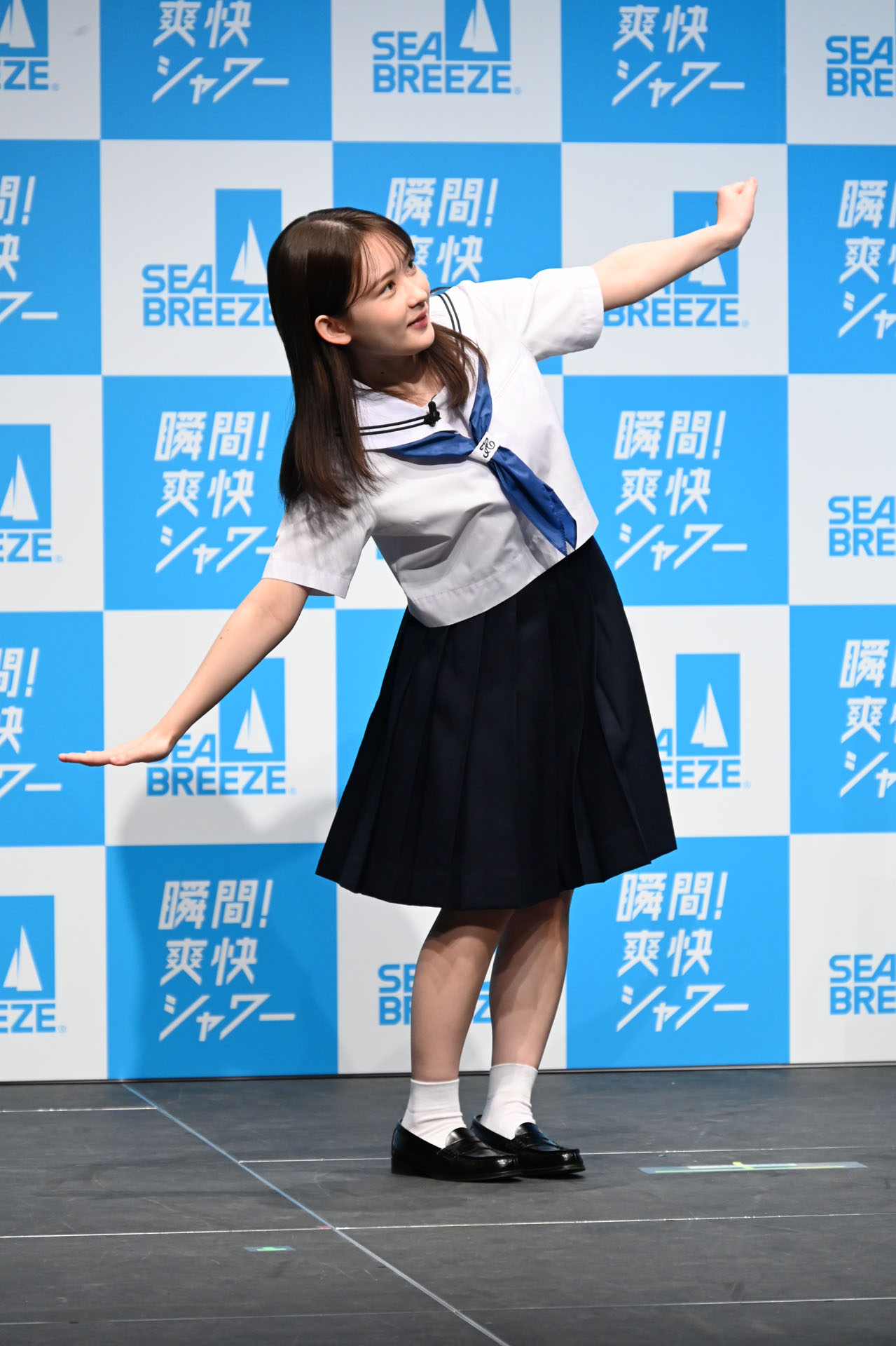 「組体操」を表現する畑芽育。