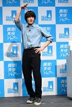 「瞬間！爽快シャワー」のシャワーを表現する佐野勇斗（M!LK）。