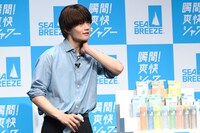 シーブリーズを首元につける佐野勇斗（M!LK）。