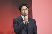 スイーツ作りに熱中している高橋光臣。ロールケーキが得意。