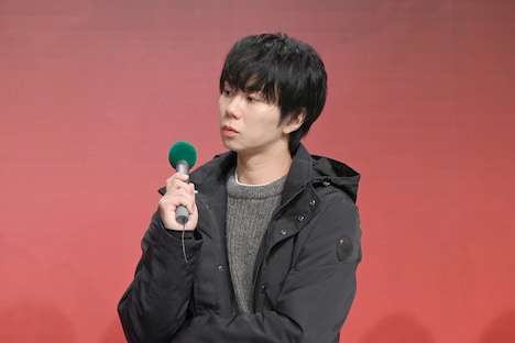 ほかのキャストのトークをフォローしようとする北山宏光。