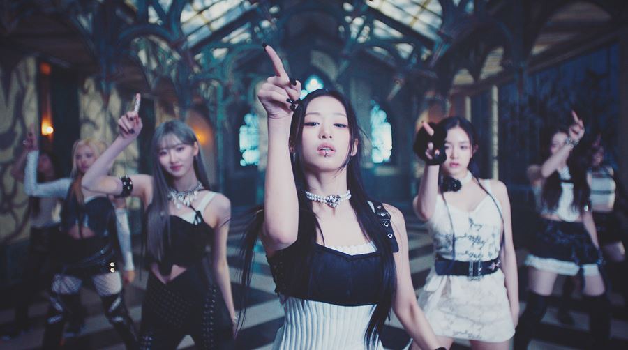 BABYMONSTER「SHEESH」ミュージックビデオより。