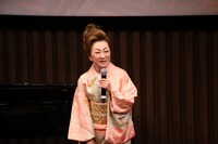 ピンクの着物姿で登場した大月みやこ。(c)キングレコード