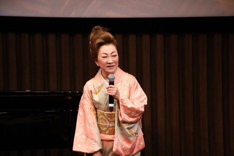 ピンクの着物姿で登場した大月みやこ。(c)キングレコード