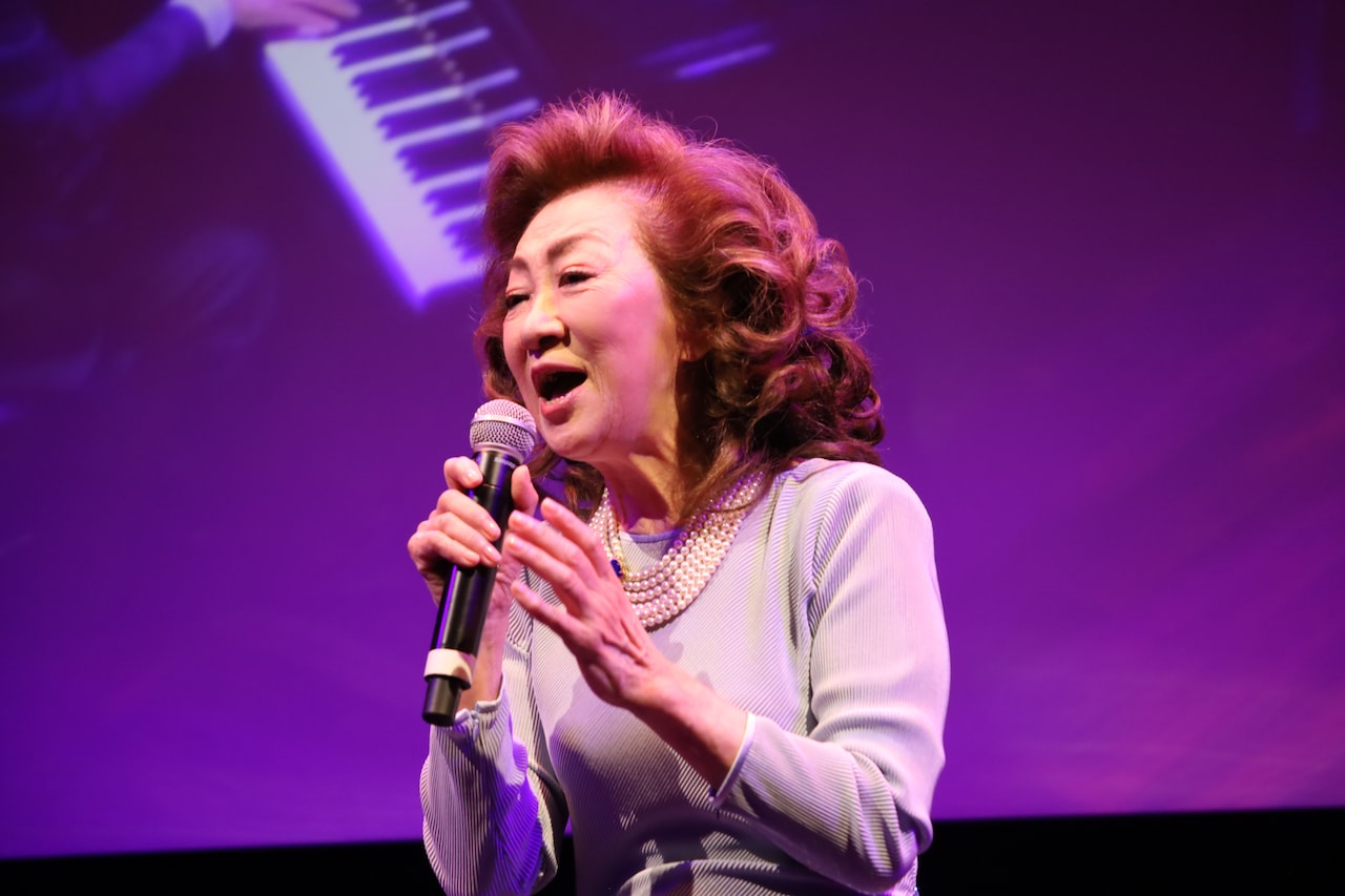 歌手生活60年の大月みやこ、新曲「恋人のように...」発売記念イベントで感涙