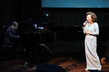 上柴はじめと大月みやこ。(c)キングレコード