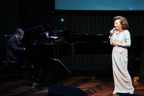 上柴はじめと大月みやこ。(c)キングレコード