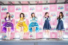 “バズリウムトラック”の中に登場した杏ジュリア、菅田愛貴、辻野かなみ、藤寺美徳、平塚紗依。