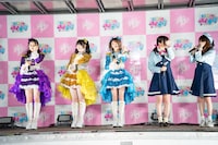 「ひみつのアイプリ」内に登場するアイテム“ひみつのアイプリブレス”を付けた杏ジュリア、菅田愛貴、辻野かなみ、藤寺美徳、平塚紗依。