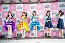 「ひみつのアイプリ」内に登場するアイテム“ひみつのアイプリブレス”を付けた杏ジュリア、菅田愛貴、辻野かなみ、藤寺美徳、平塚紗依。