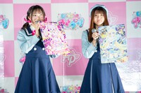 左から藤寺美徳、平塚紗依。