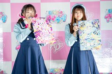 左から藤寺美徳、平塚紗依。